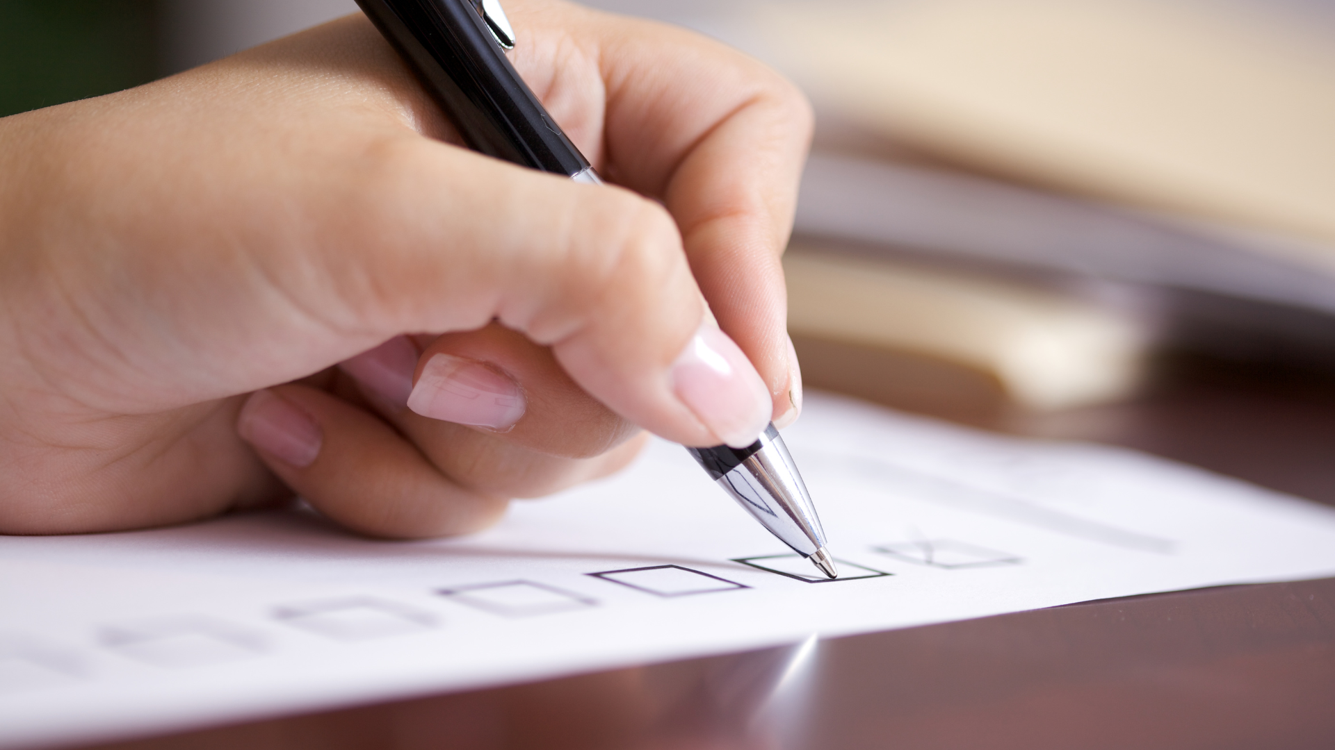 checkliste-fuer-den-todesfall Checkliste für den Todesfall: Eine Person hakt eine Checkliste ab.
